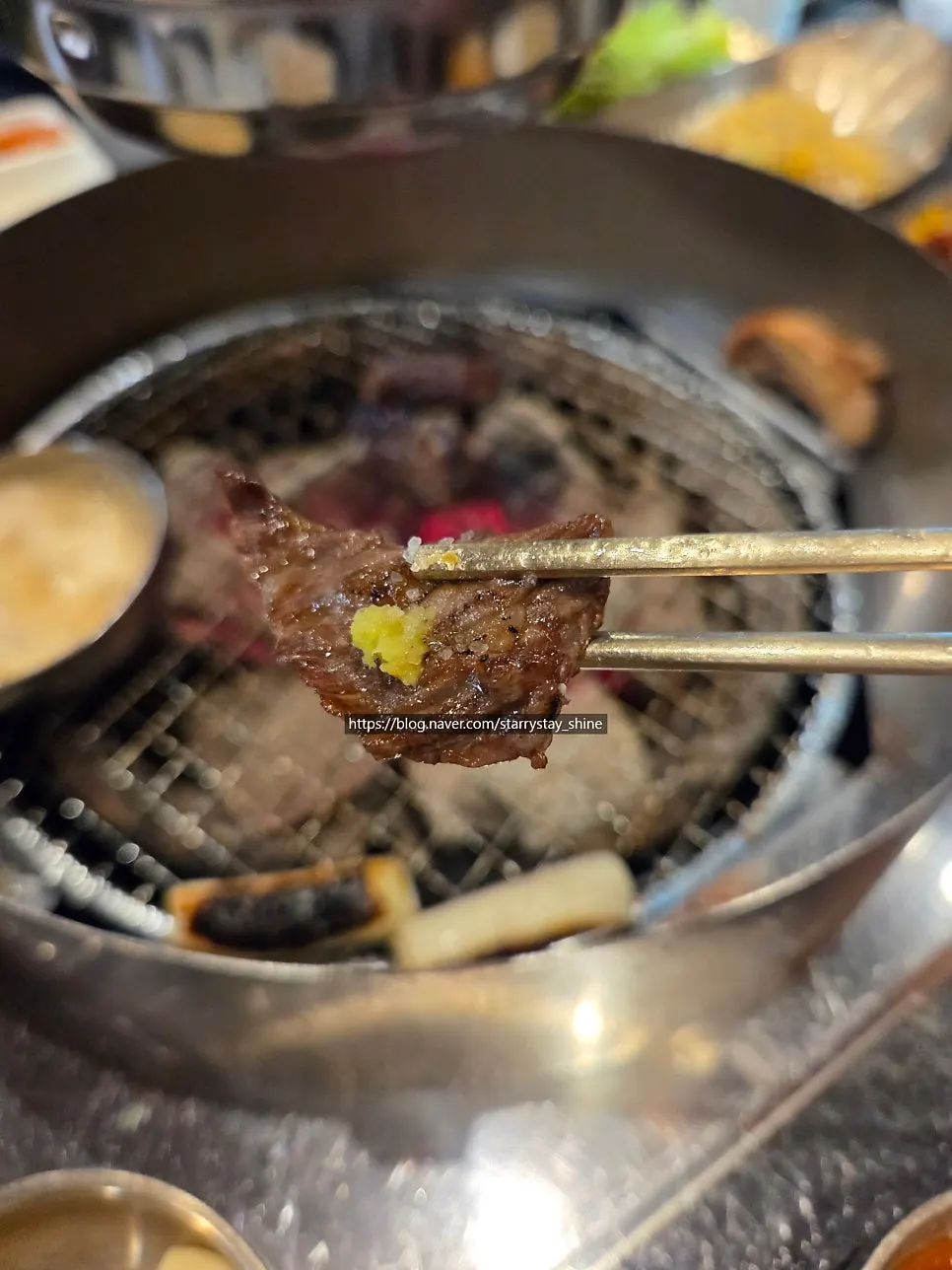 소금에 찍어 먹는 구운 한우 한 점