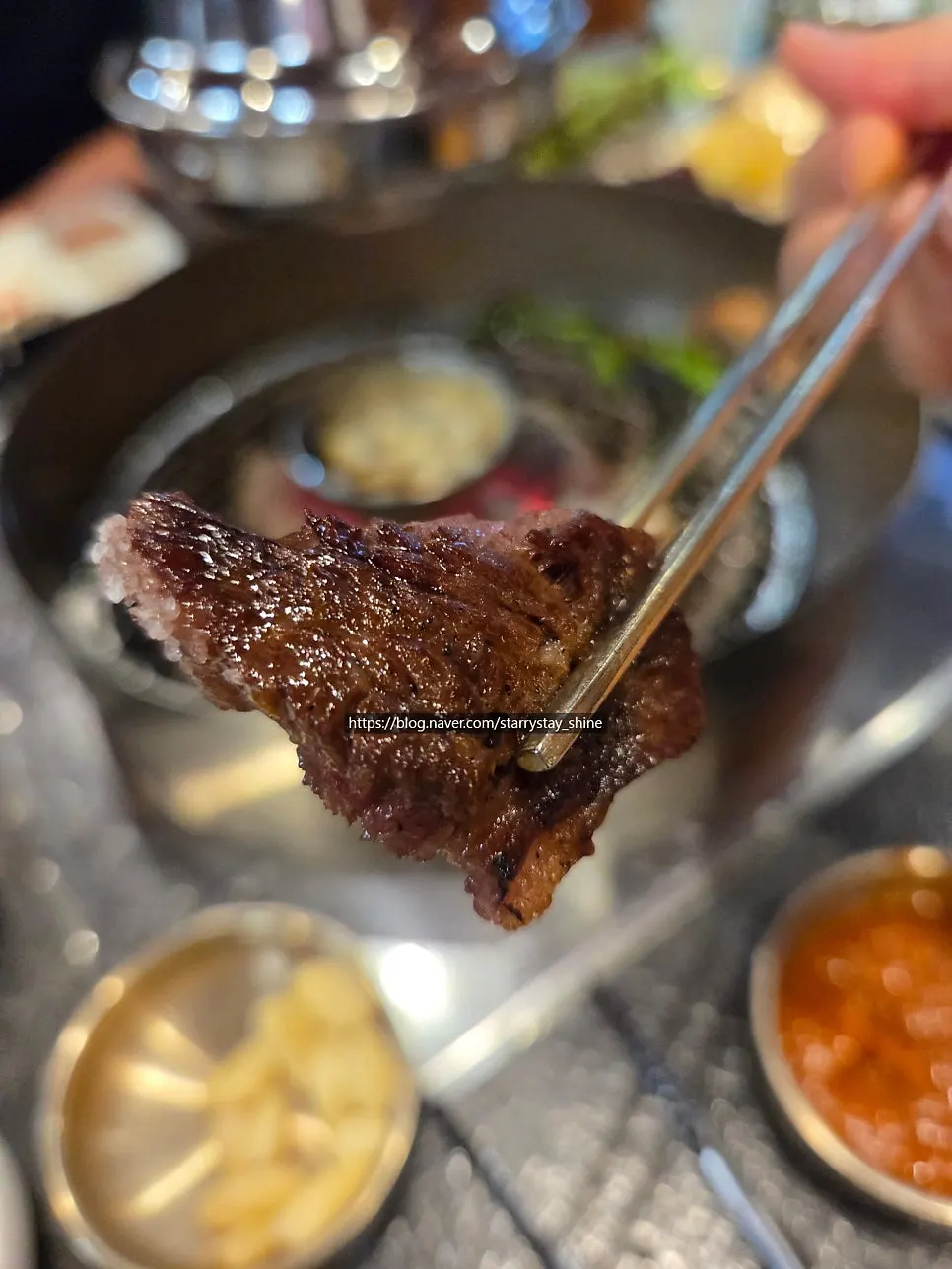 숯불에 함께 구운 꽈리고추와 마늘