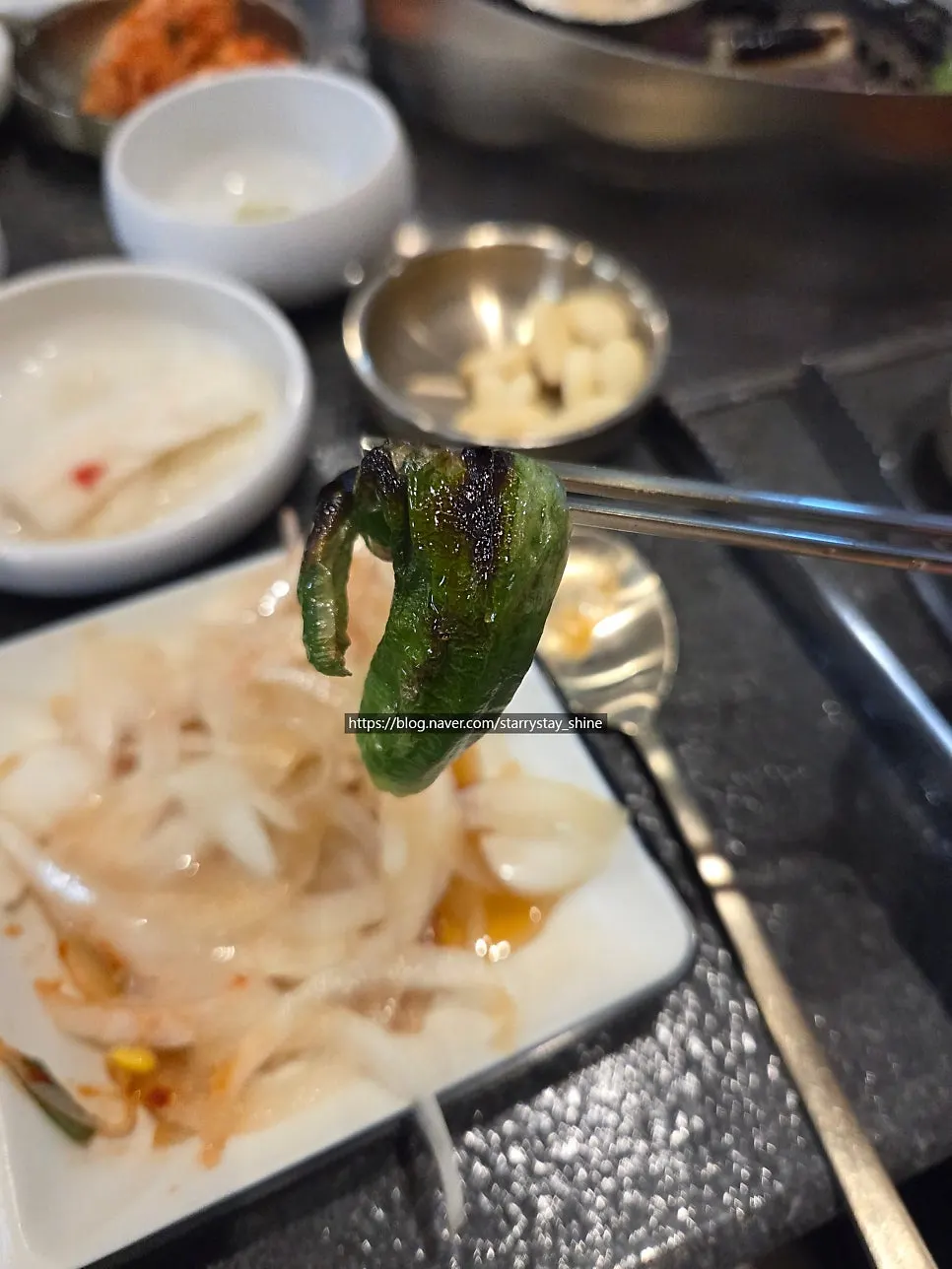 양파절임과 곁들인 구운 고기