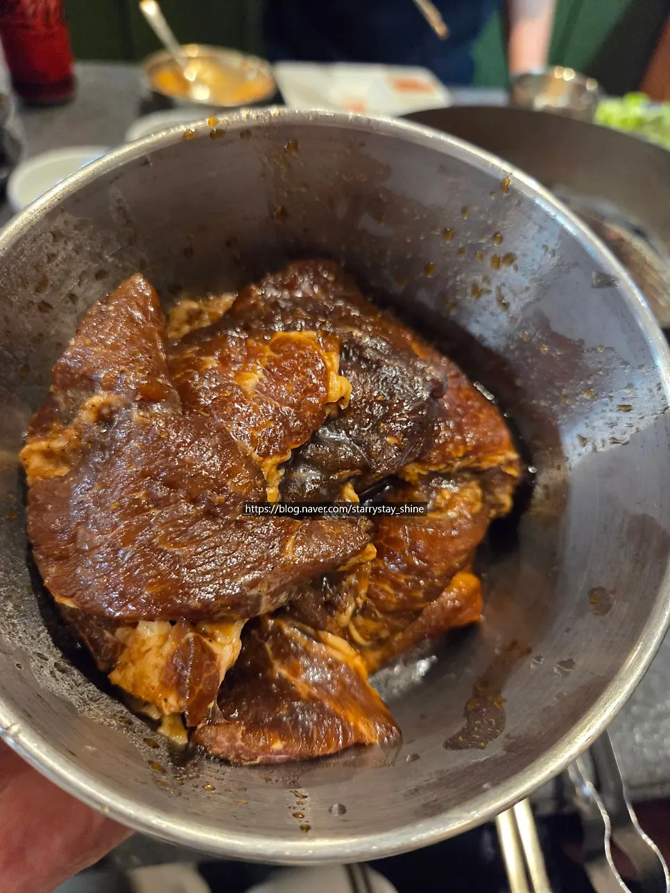 불판에 올린 돼지갈비 550g