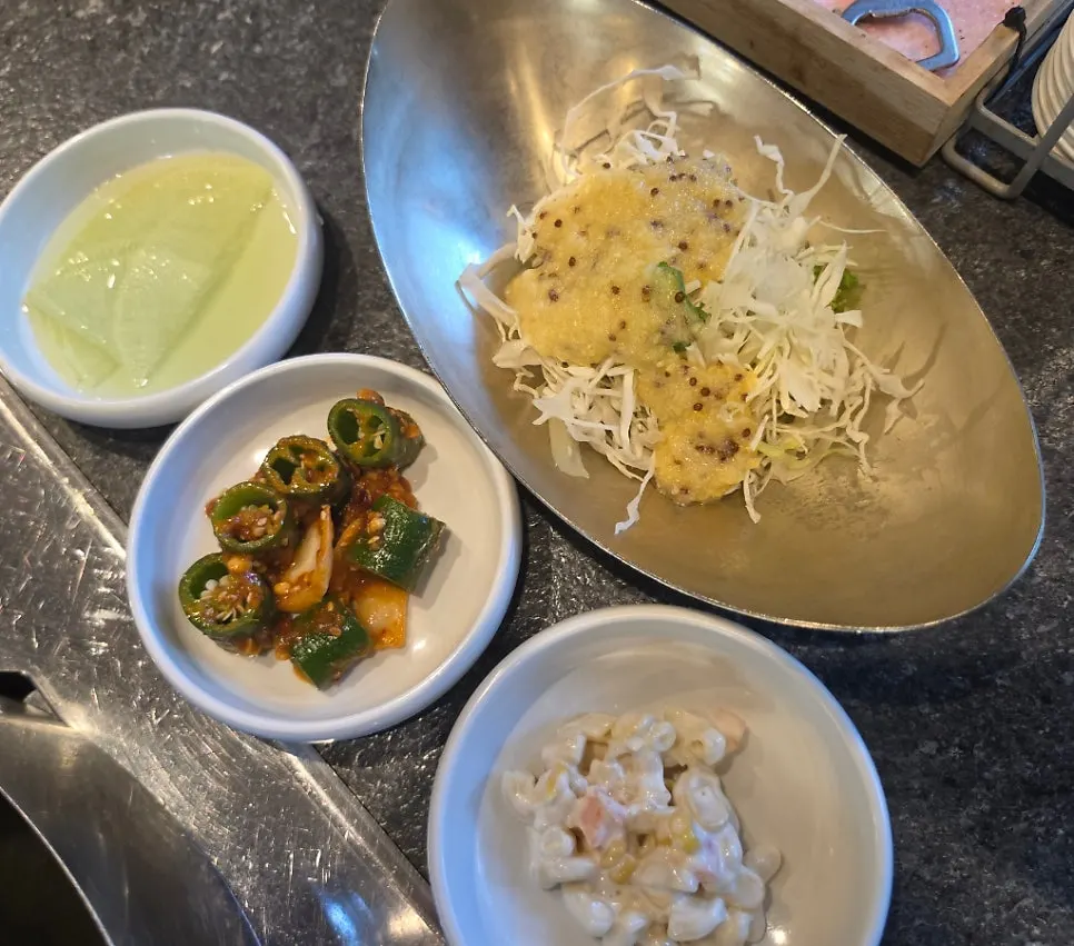 쌈 채소와 반찬을 가져올 수 있는 셀프코너