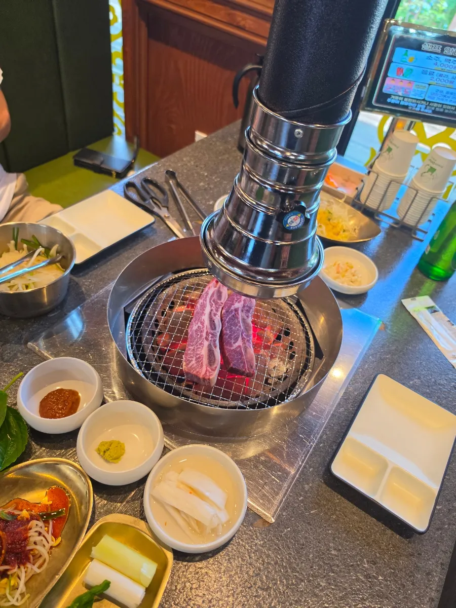 숯불 불판에 올린 LA 꽃갈비살