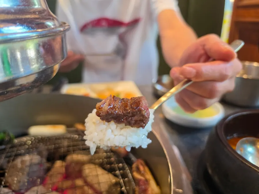 쌈 채소에 올린 잘 구운 꽃갈비살