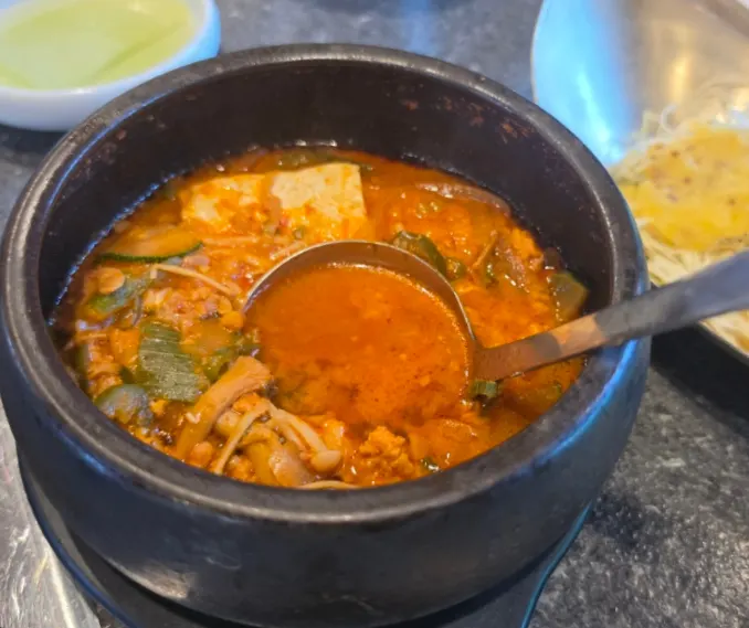 구수한 국물의 한옥 된장찌개 한 숟갈