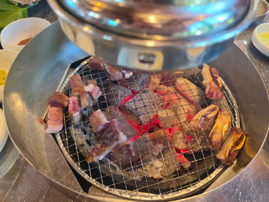 부부가 마주 앉아 먹은 숯불구이 상차림