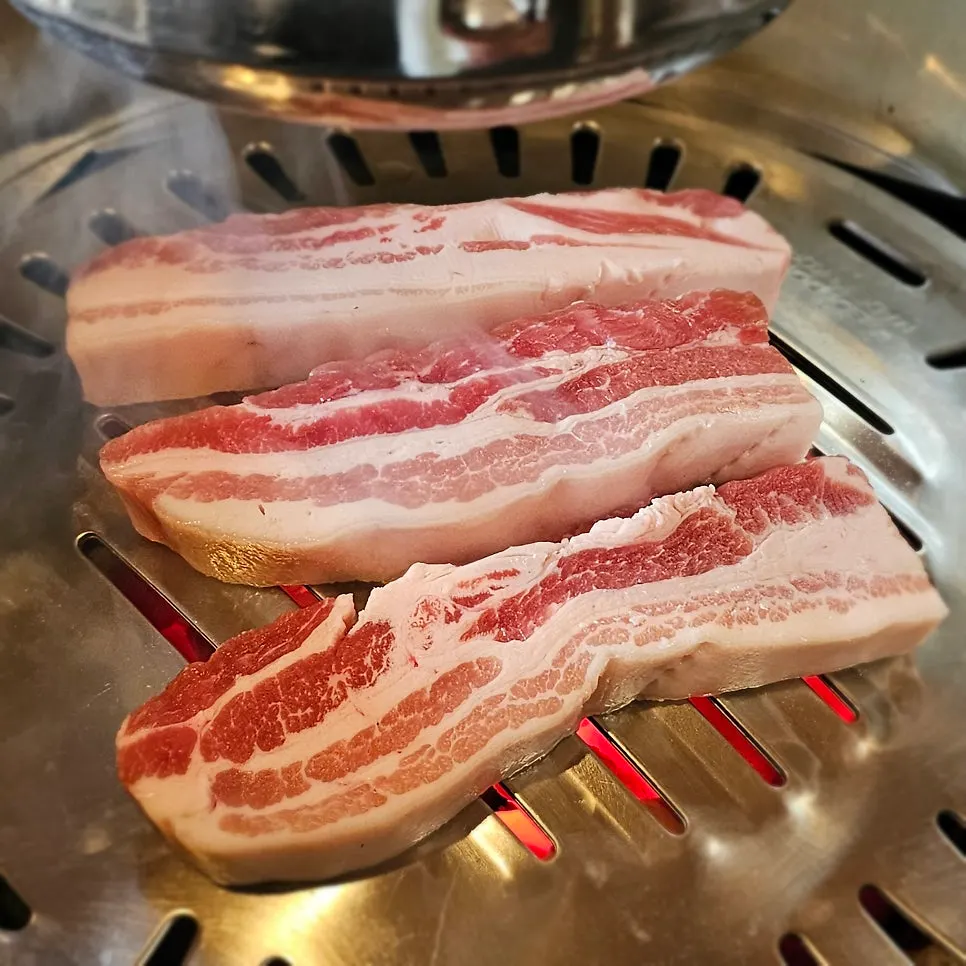 테이블에 올린 삼겹살 3팩
