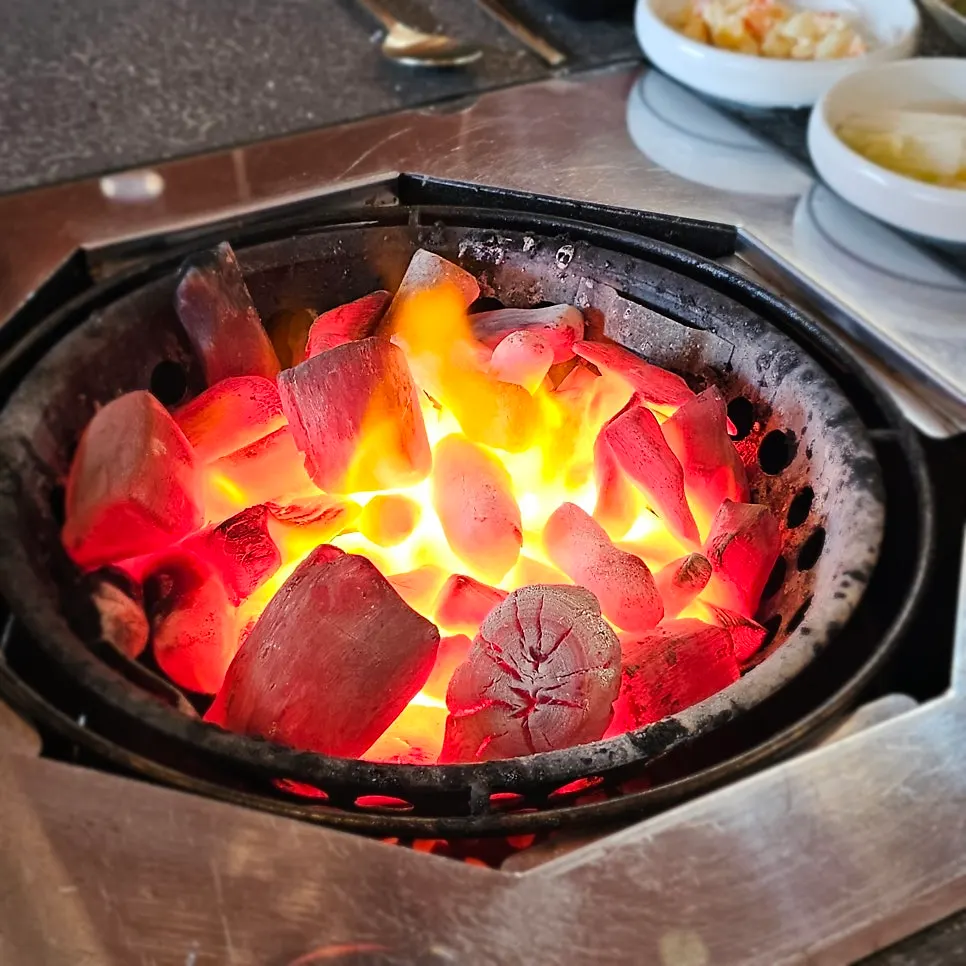 노릇하게 익은 삼겹살과 구운 마늘