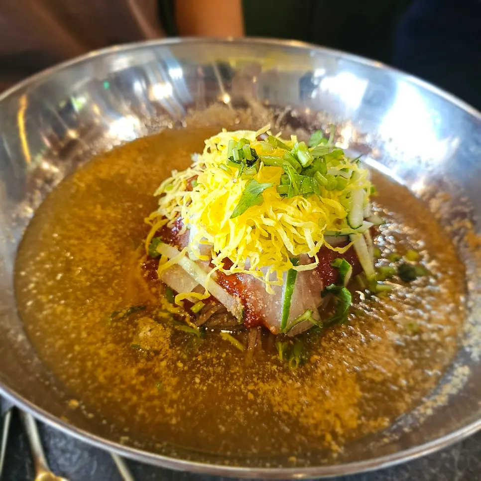 오이와 지단이 올라간 물냉면