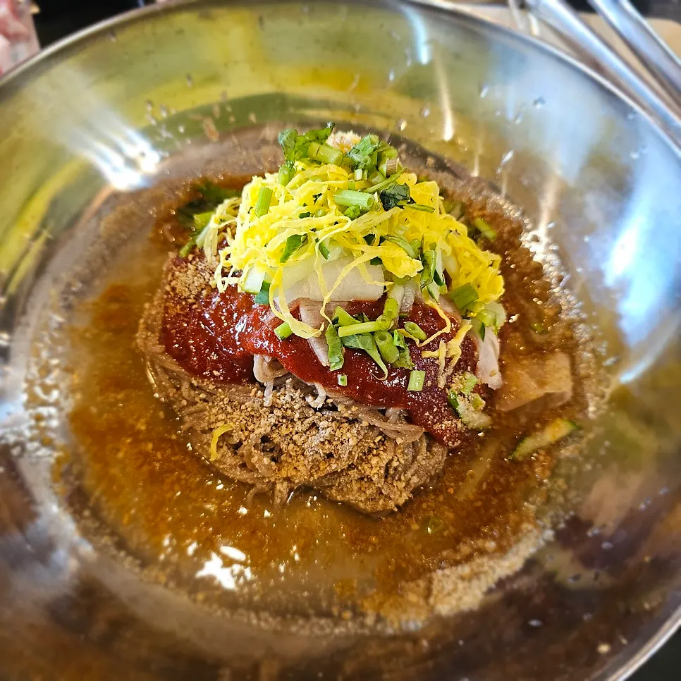매콤새콤한 양념의 비빔냉면