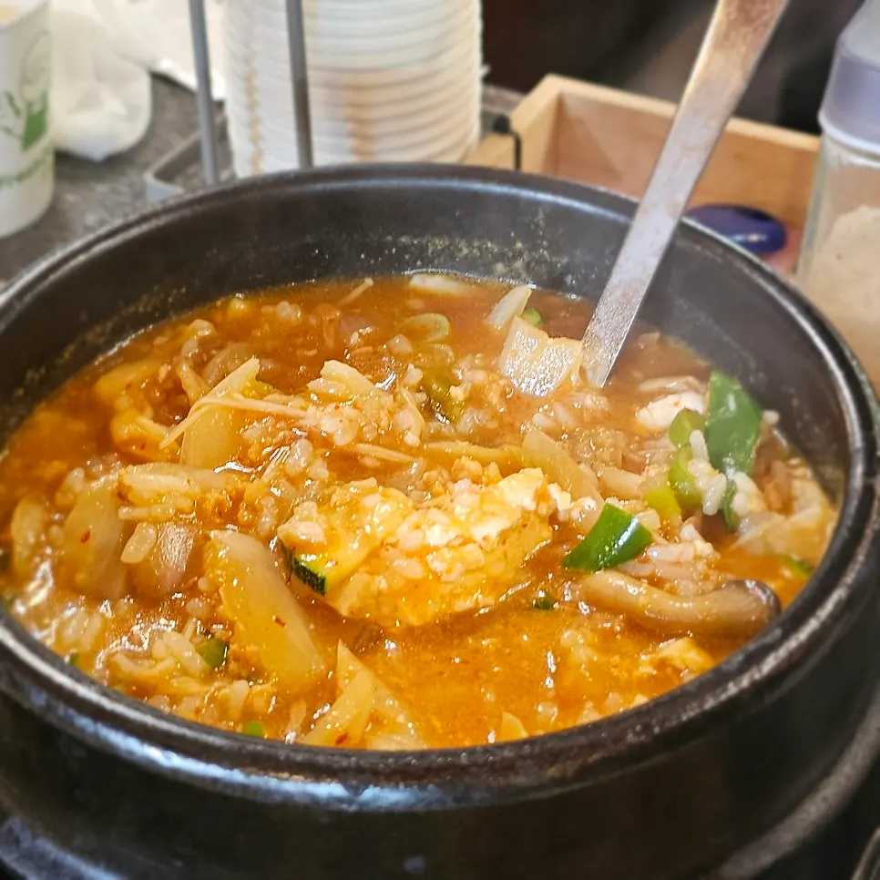 고기와 채소가 들어간 된장술국