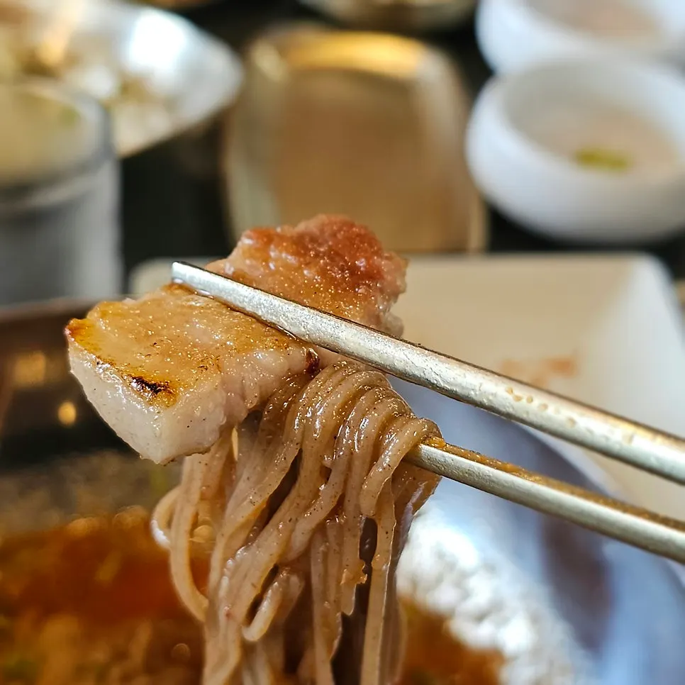 삼겹살과 식사 메뉴가 함께 놓인 점심 상차림