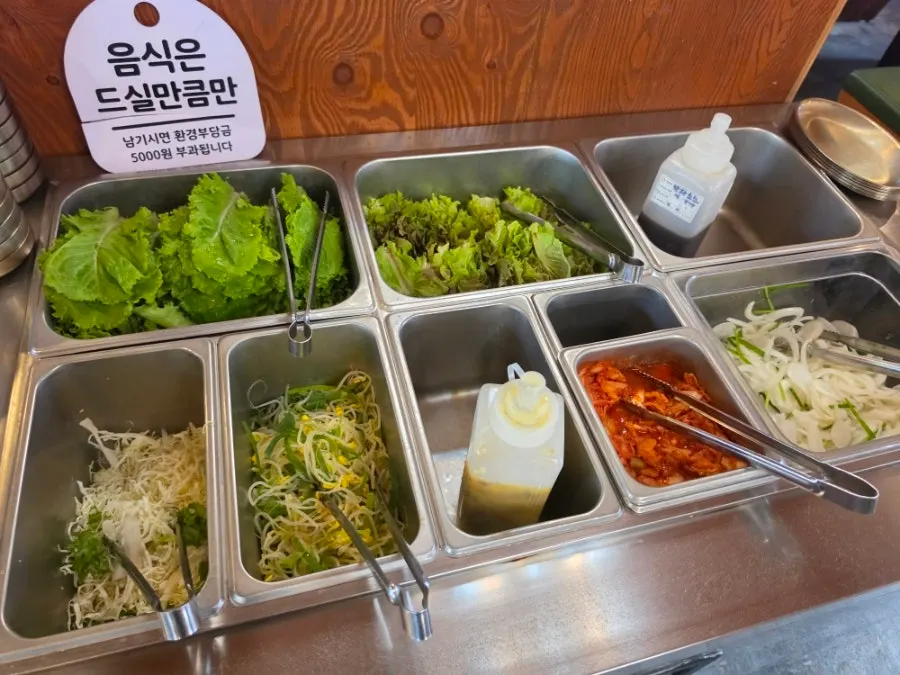 마늘과 쌈장, 소스가 담긴 셀프바