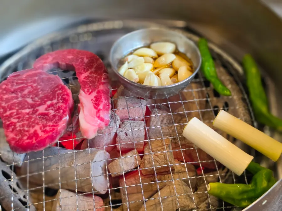 숯불 화로에 올린 두툼한 한우 등심