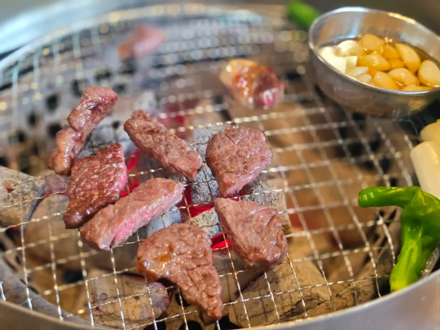 미디엄으로 구운 등심 단면