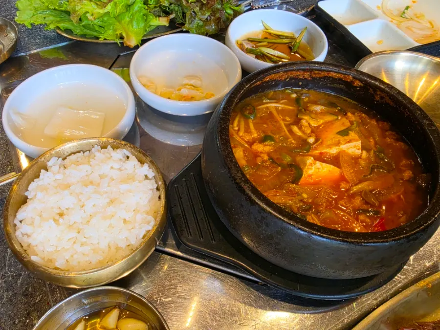 건더기 가득한 한옥 된장찌개 뚝배기