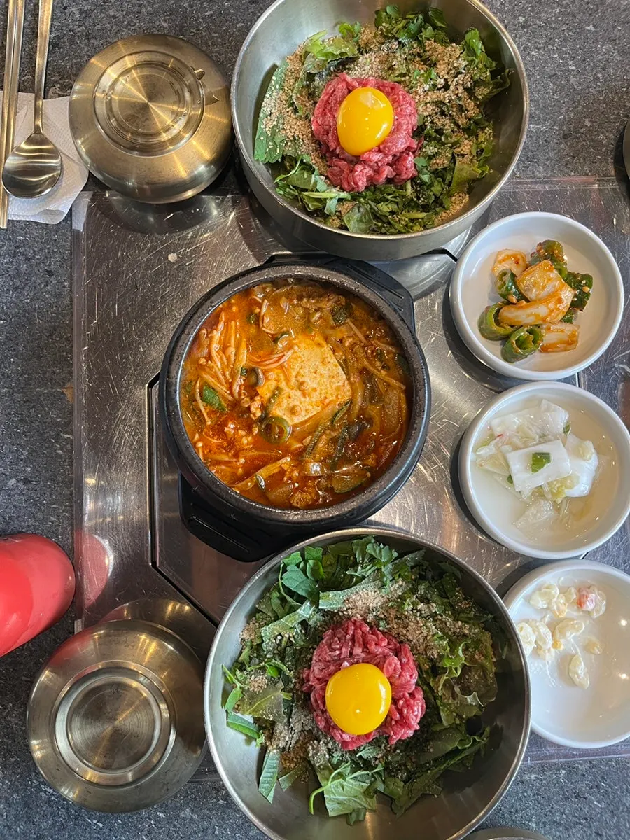 점심특선 육회비빔밥과 된장찌개 한 상