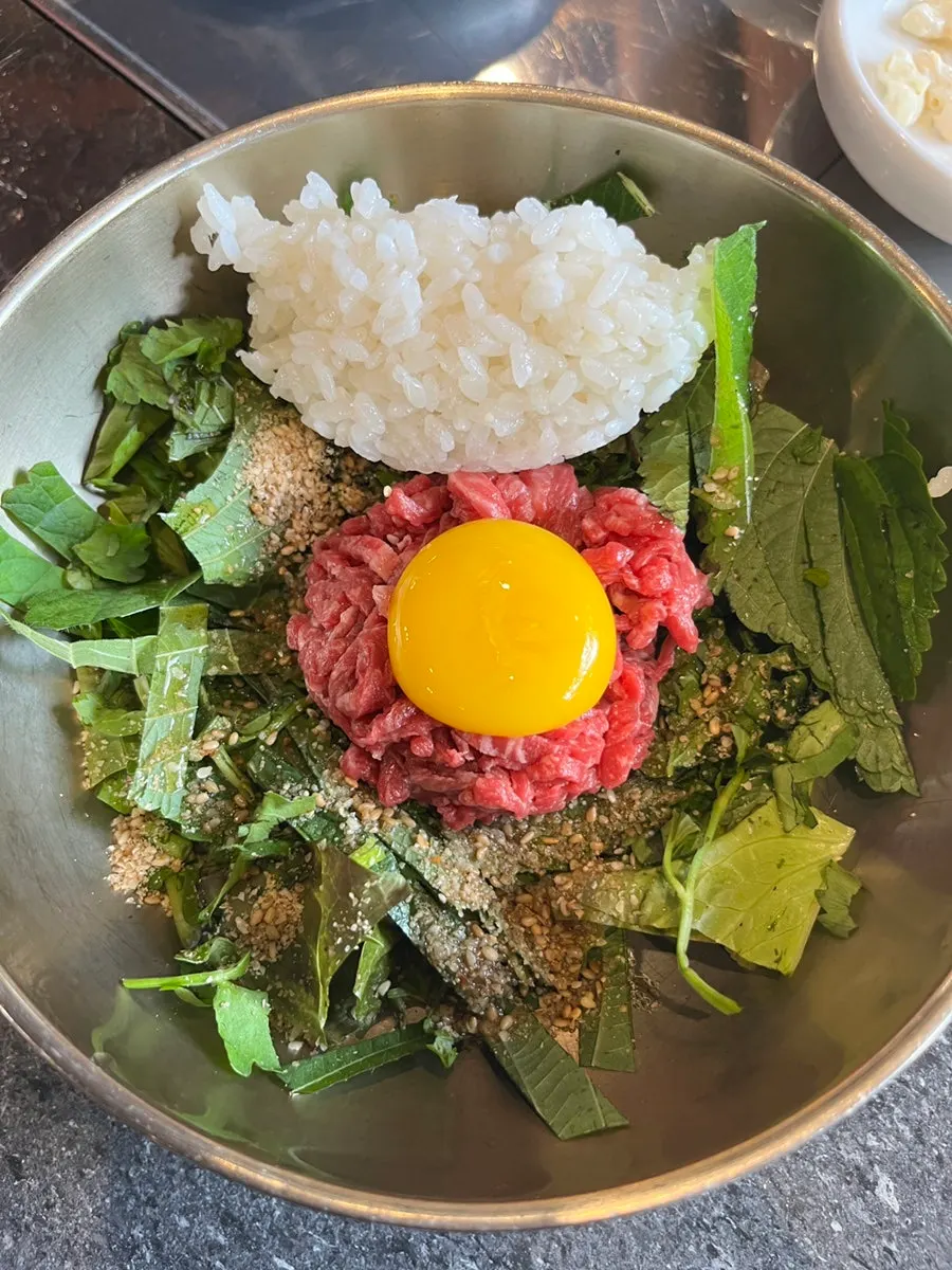 밥 반 공기만 넣은 육회비빔밥
