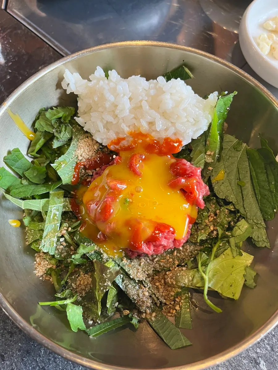 노른자 터트린 육회비빔밥