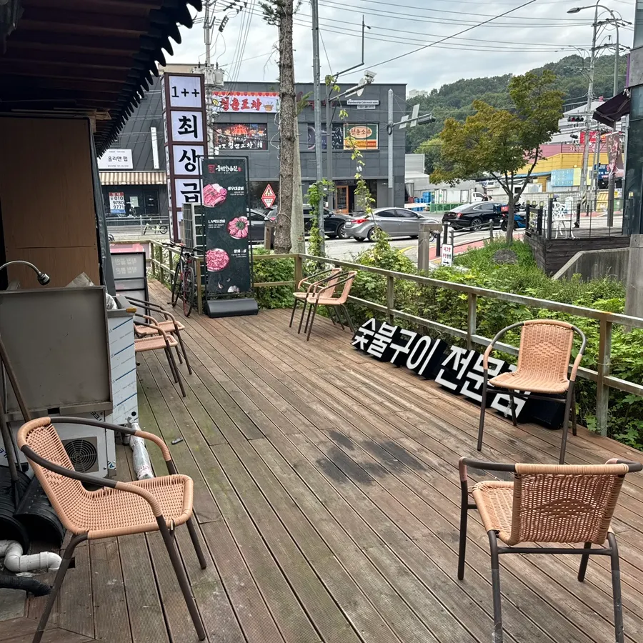 우드톤이 많은 동백한옥집 실내 분위기