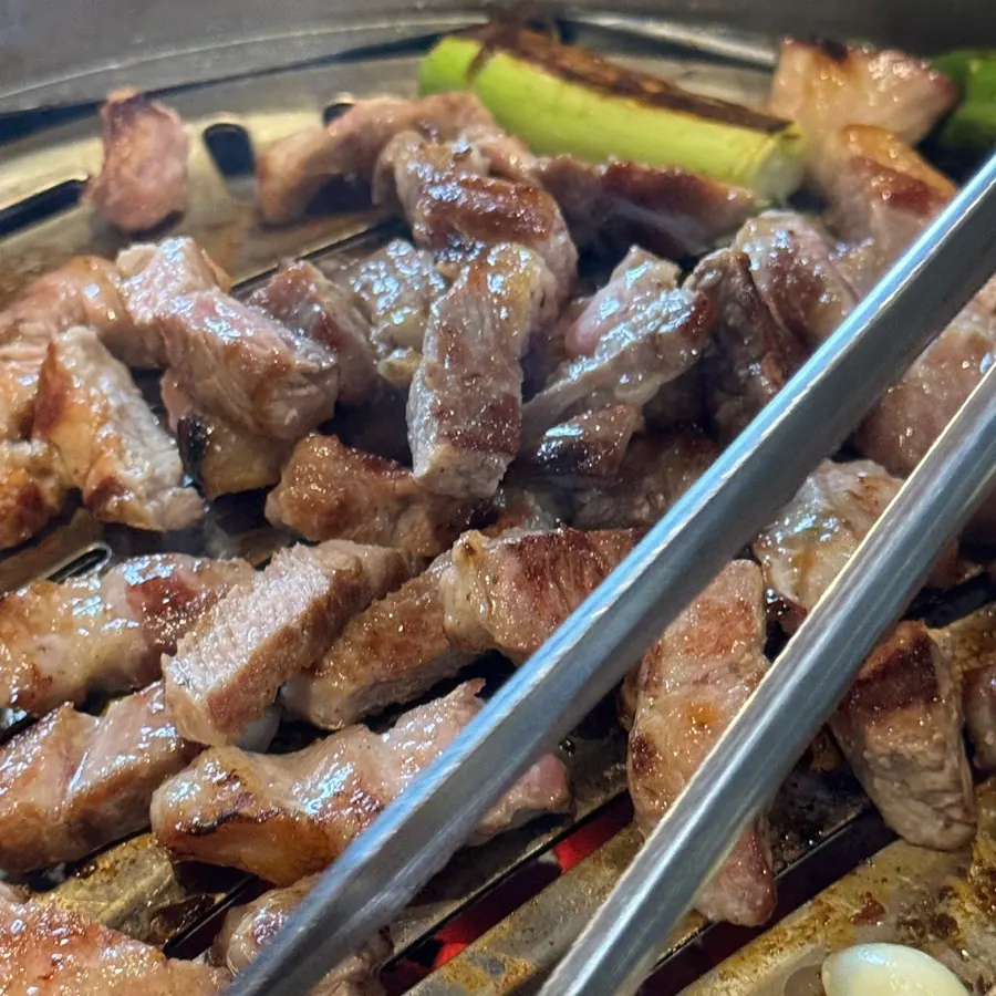 불판 위에서 익는 목살과 삼겹살