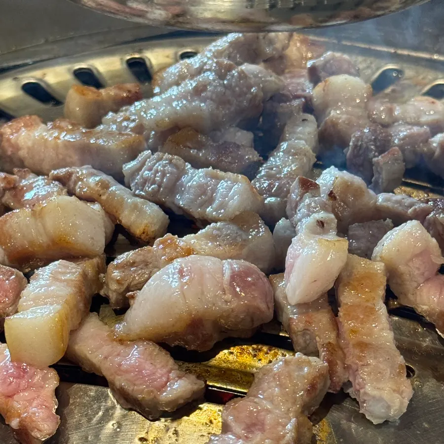 노릇하게 구워진 숯불 특삼겹살