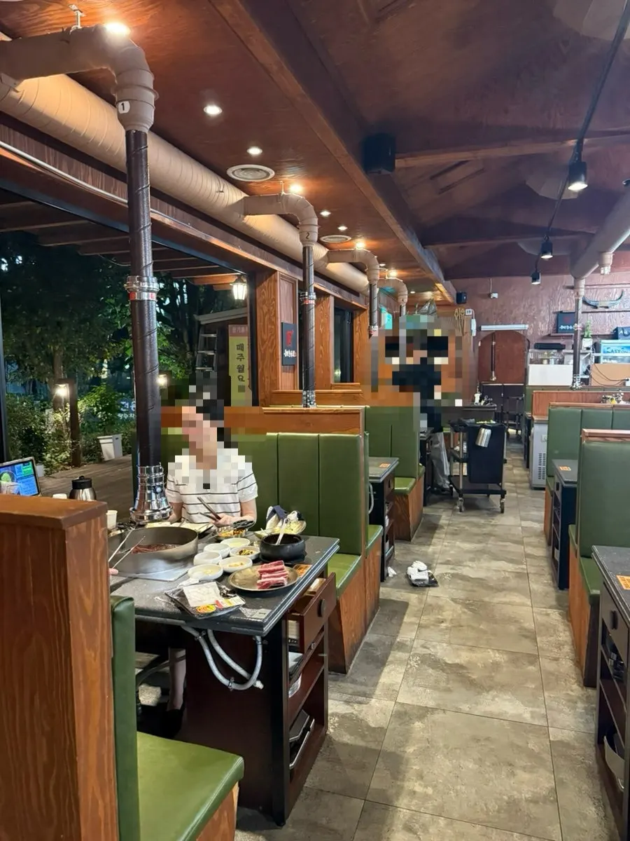 동백한옥집 주차 공간과 매장 입구