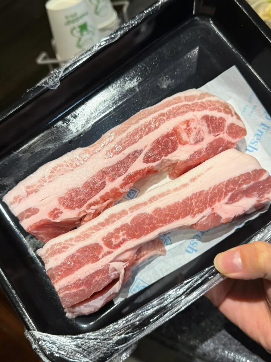 정육코너에서 고른 삼겹살 한 팩