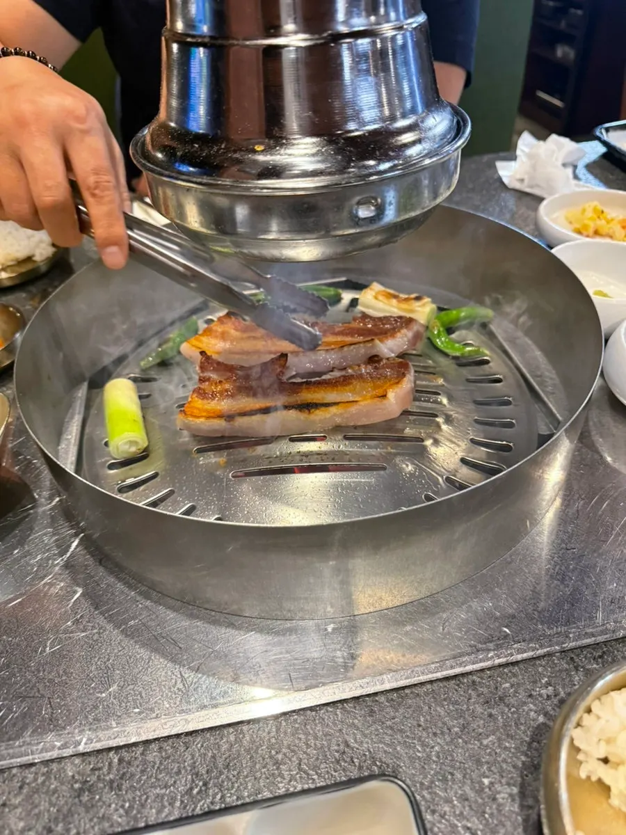 숯불 화로에 올린 고기