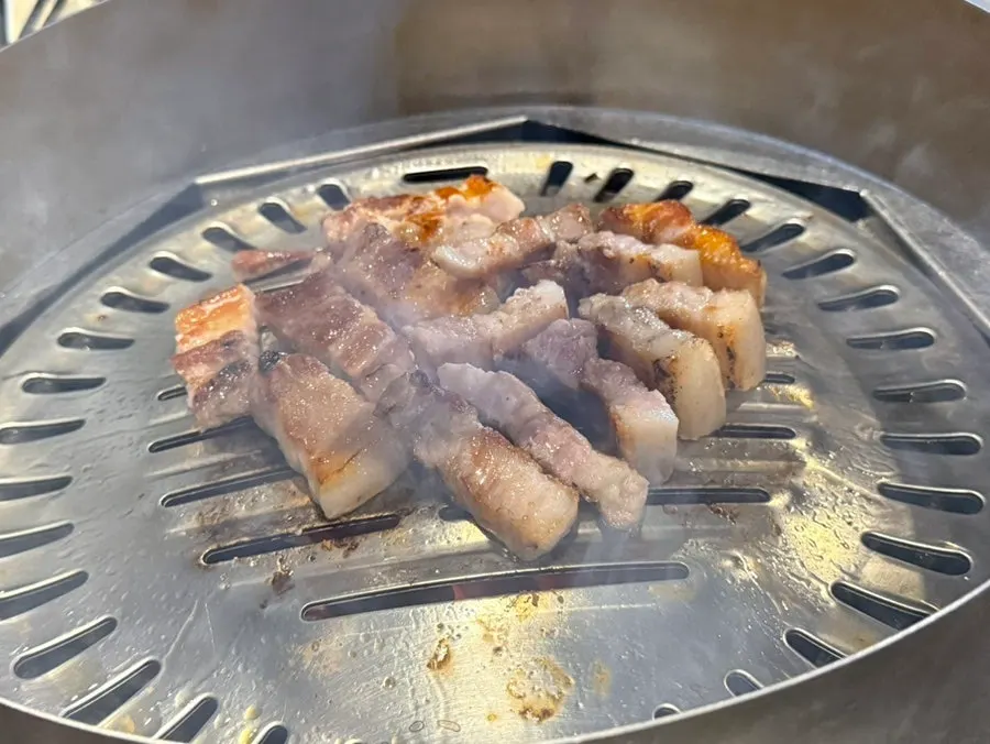 숯불에 굽고 있는 삼겹살