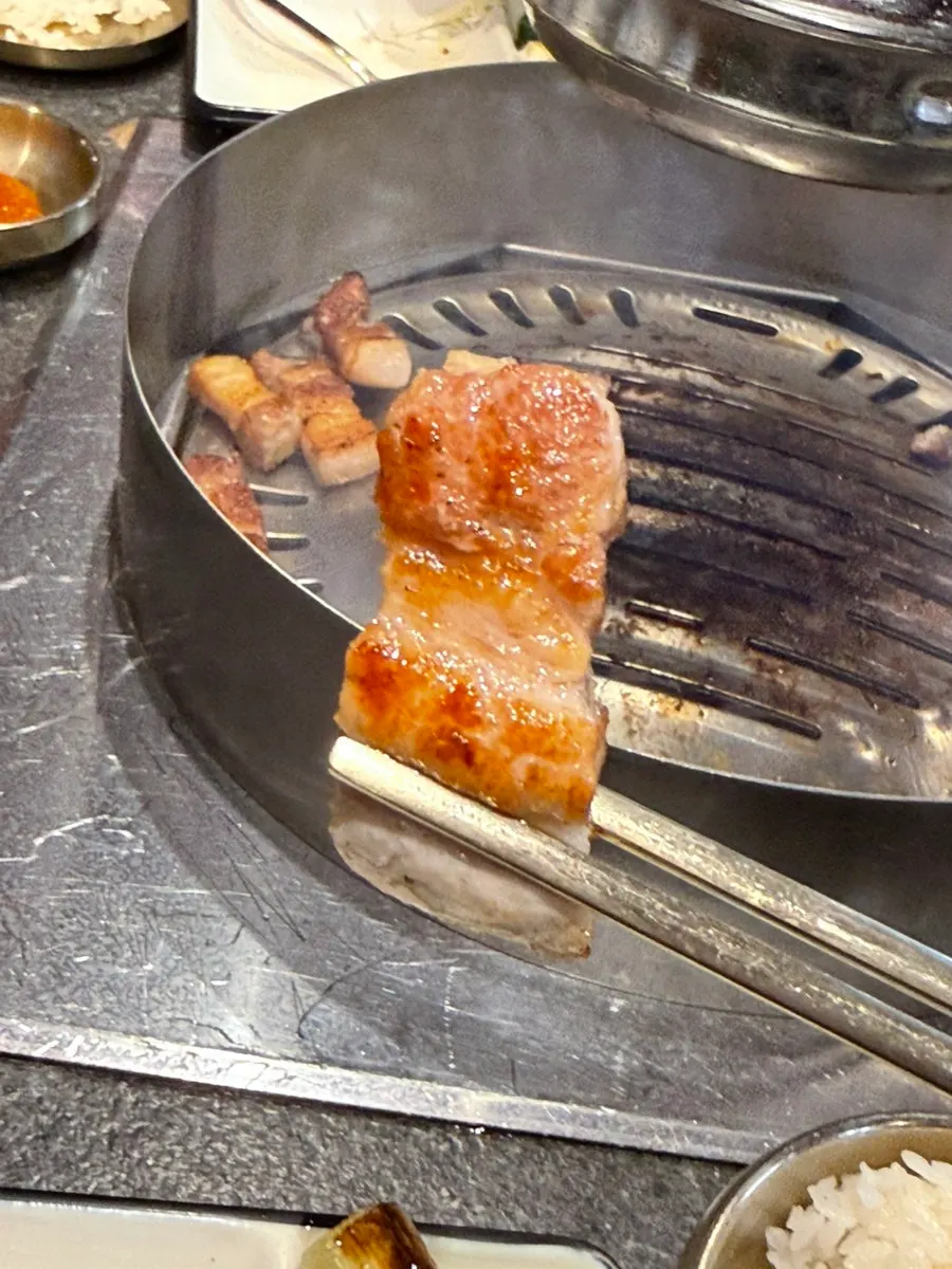 노릇하게 구워진 삼겹살