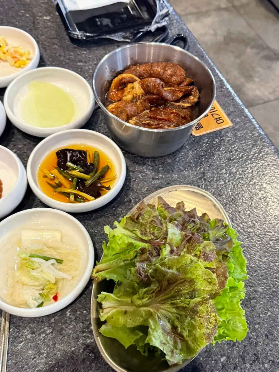 삼겹살과 함께 차려진 상