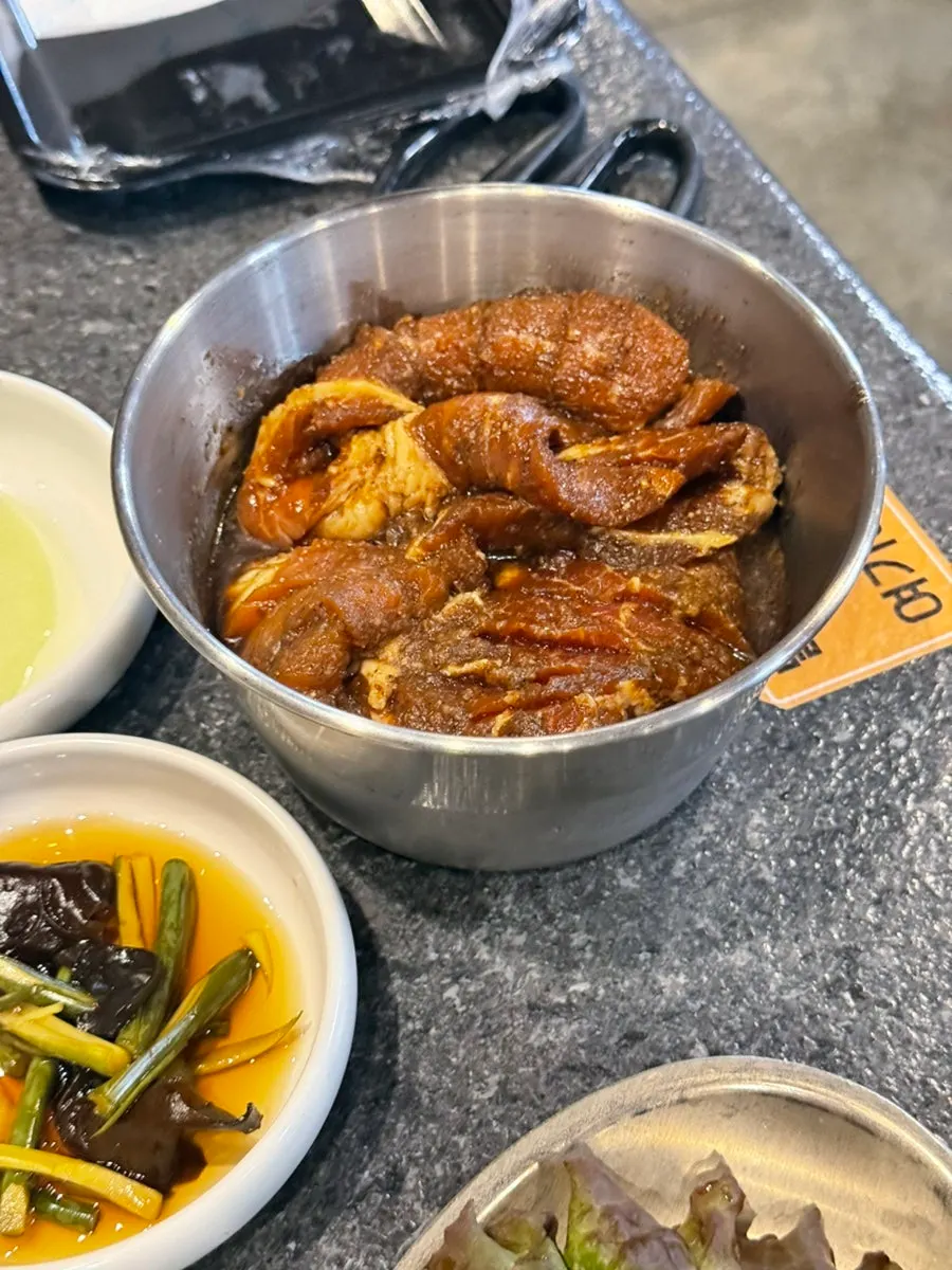 숯불에 올리기 전 돼지양념갈비