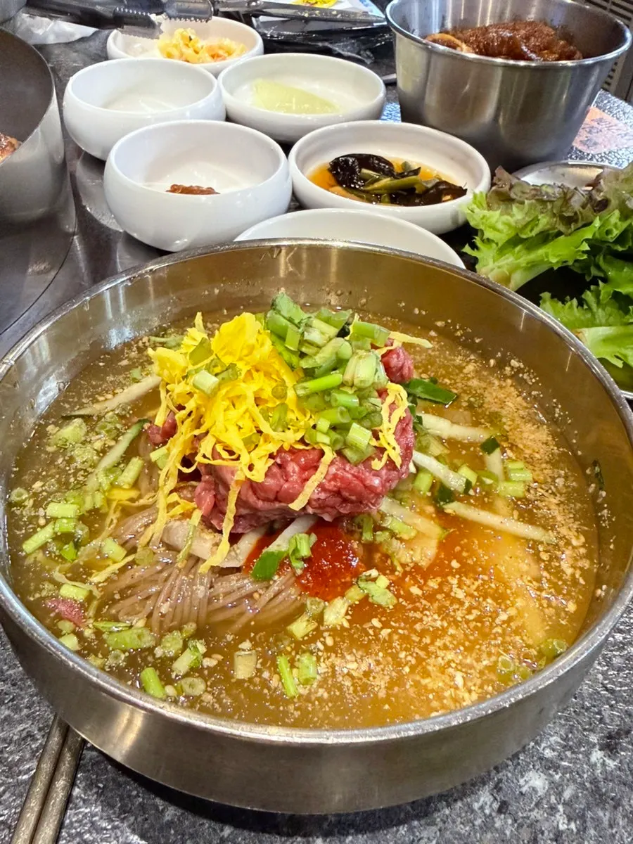 쌈과 함께 즐기는 양념갈비