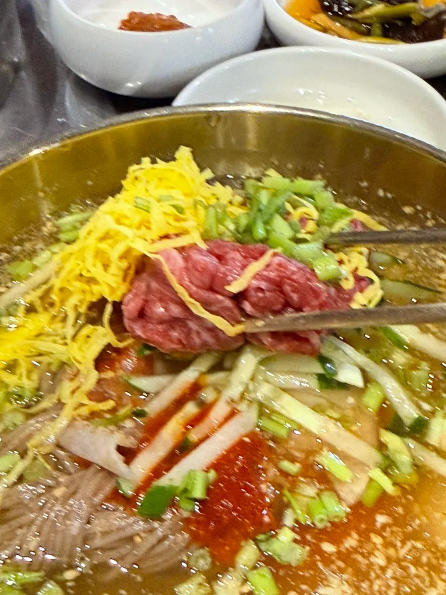 곁들여 주문한 비빔냉면