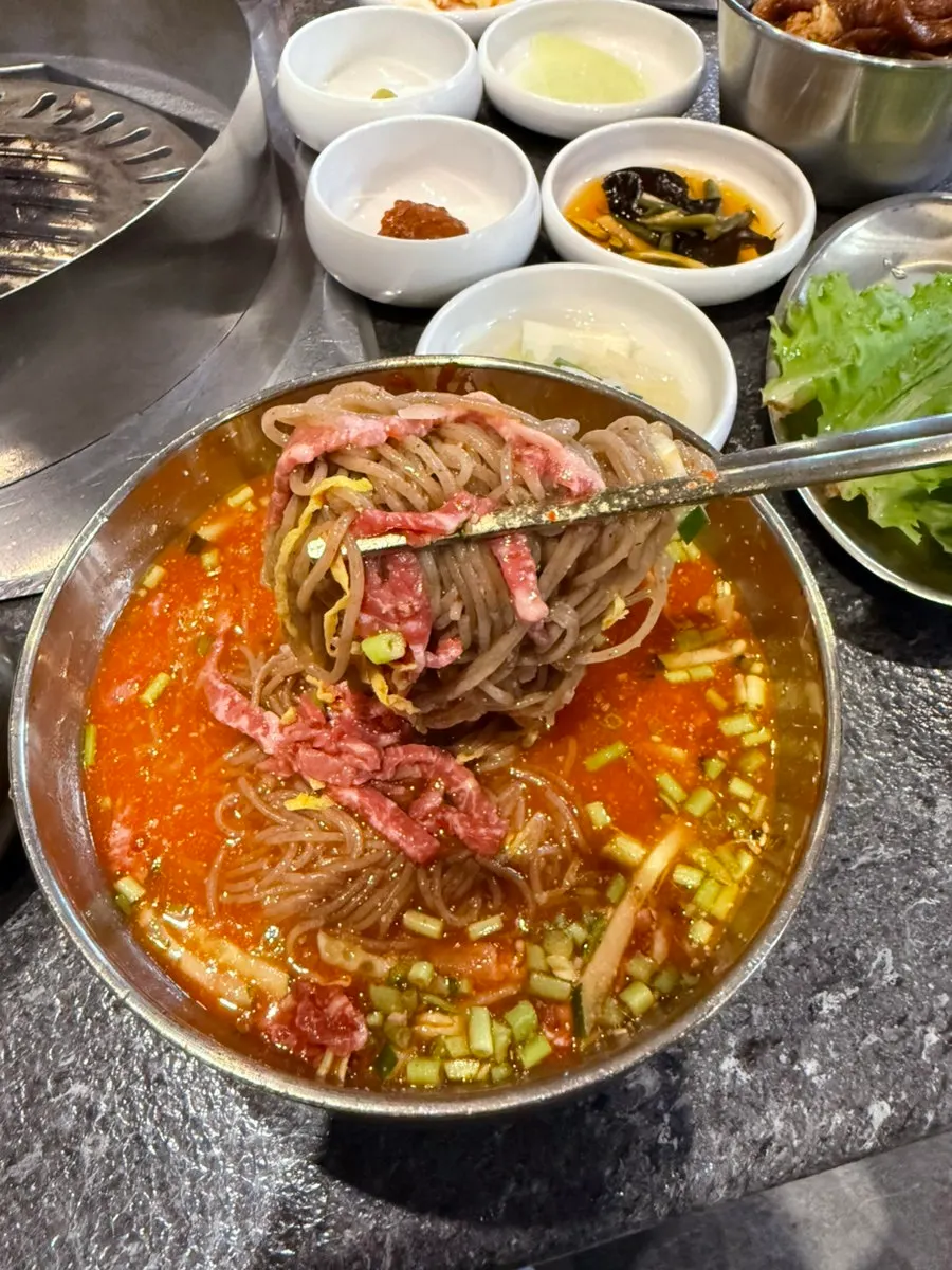 육회가 올라간 육회냉면