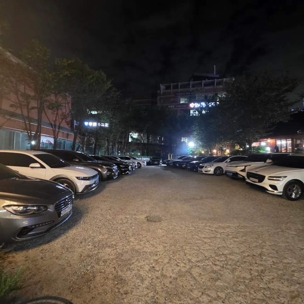 Exterior of Dongbaek Hanokjip near Eojeong Station and its dedicated parking lot