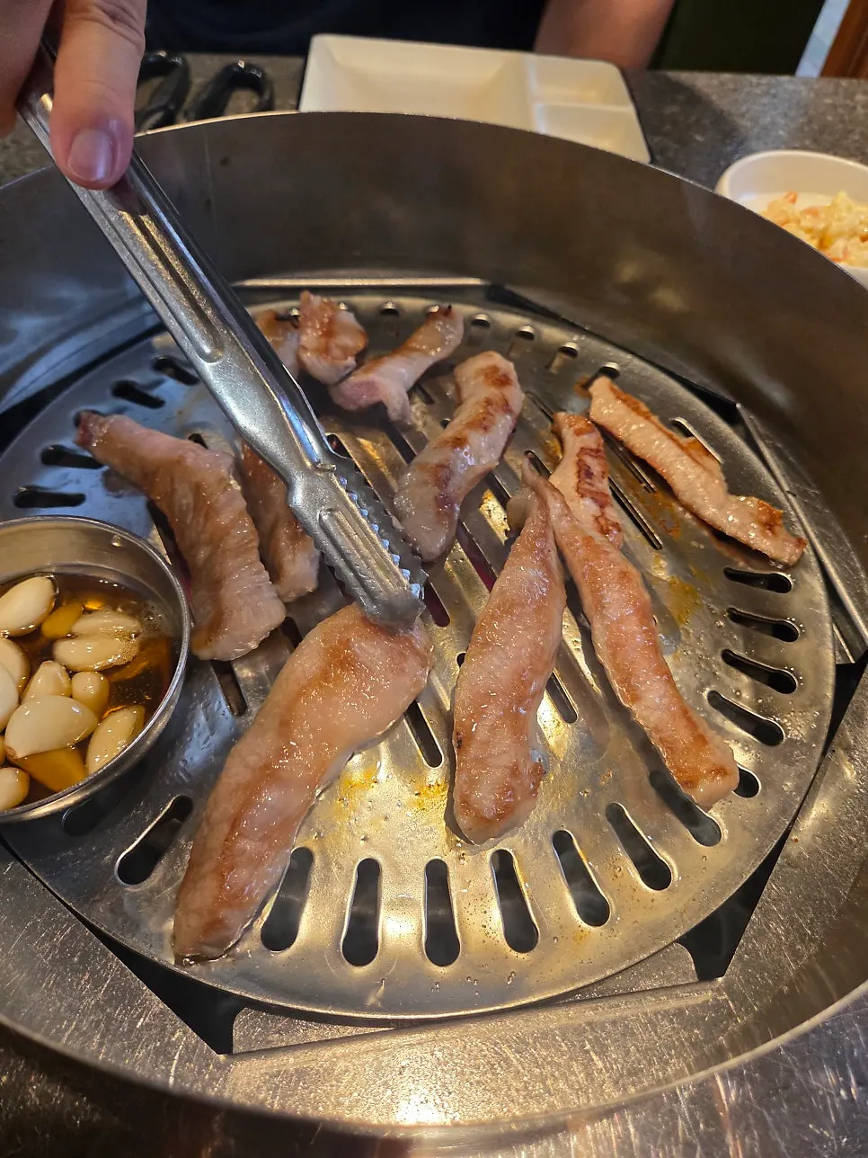 와사비와 소금을 곁들인 항정살 한 점