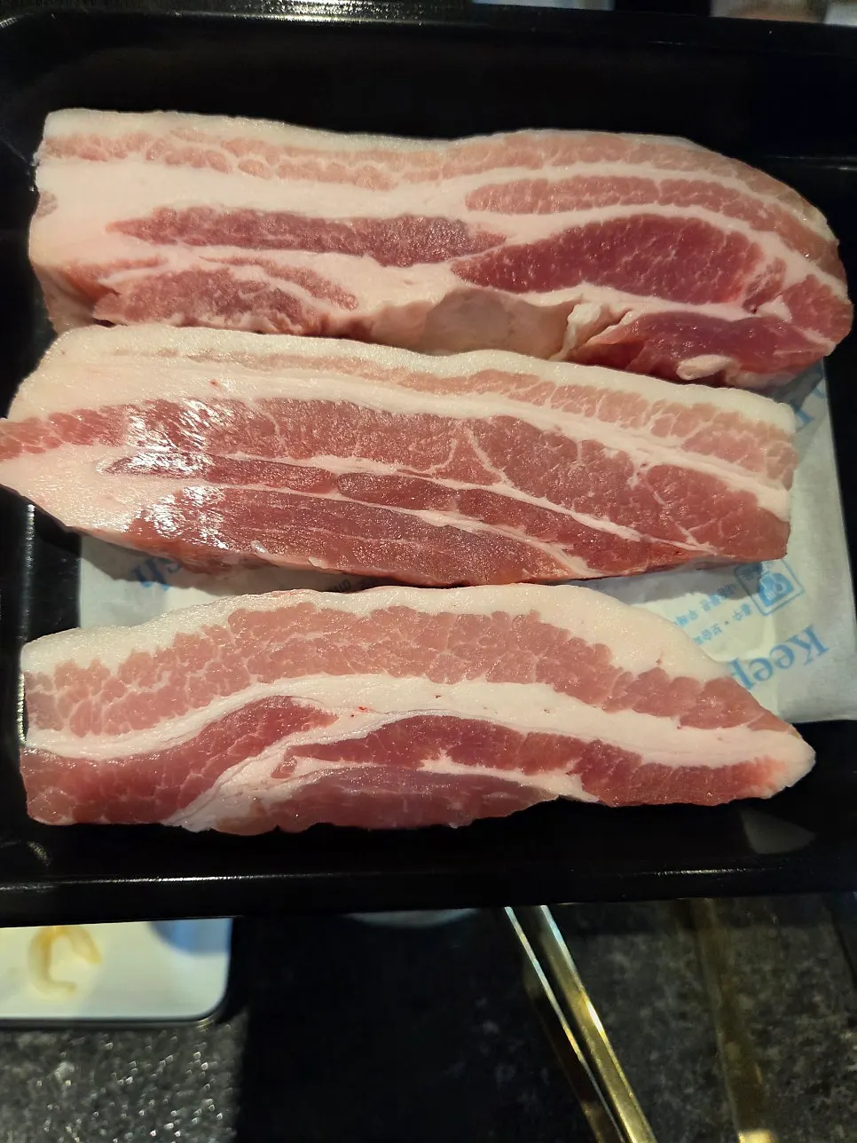 지방이 섞인 두툼한 생삼겹살