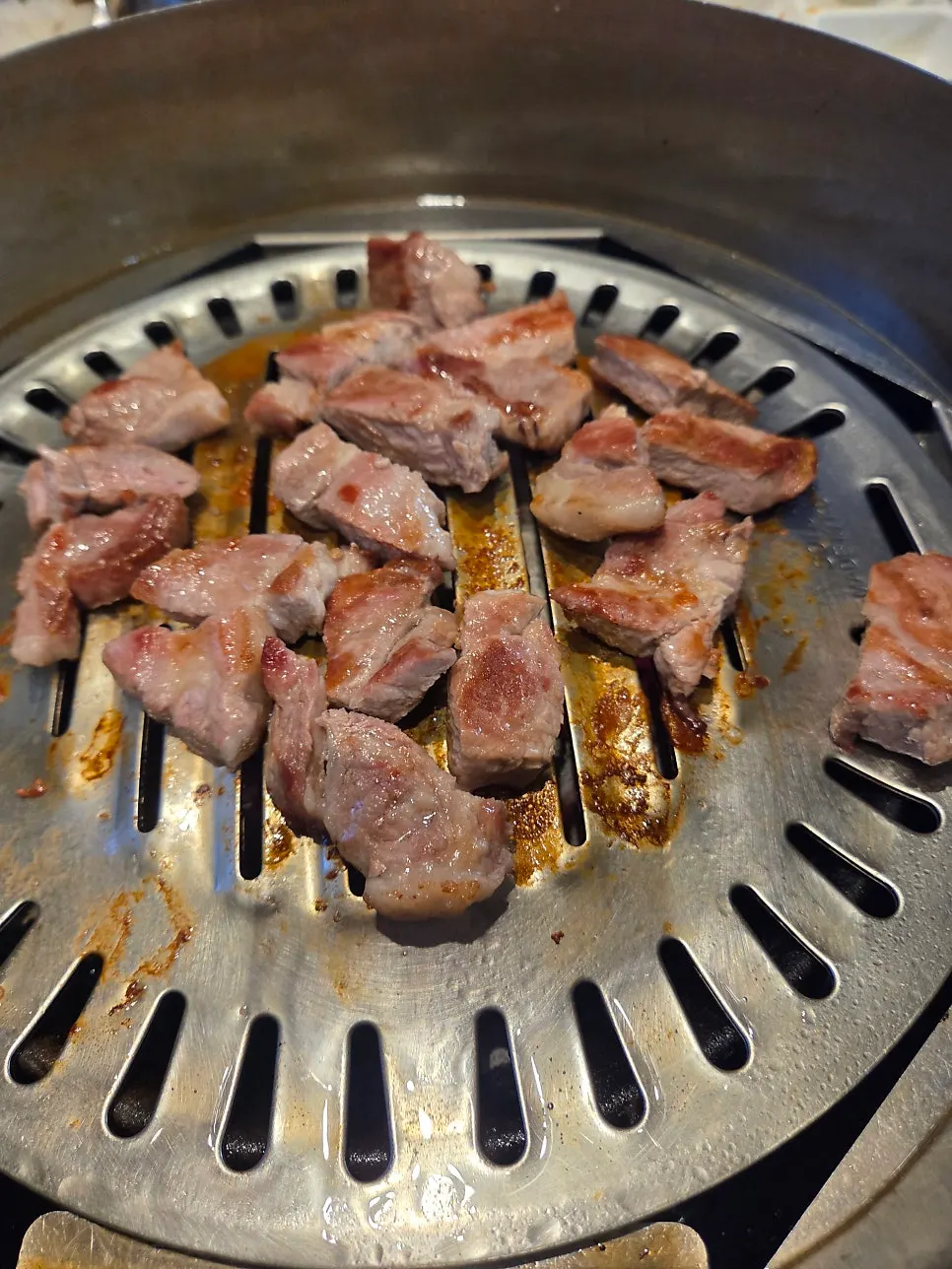 육즙이 남아 있는 목살 단면