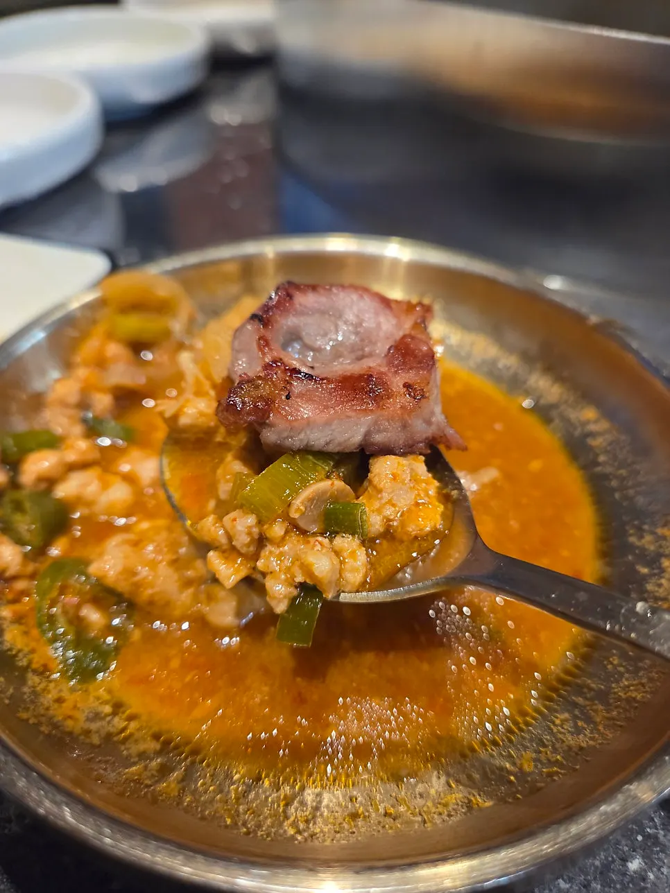 고기와 야채가 가득한 된장찌개