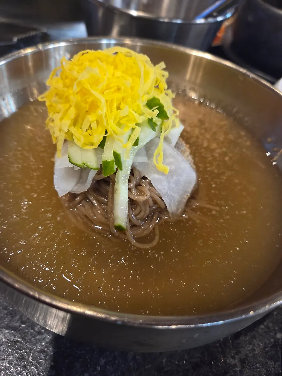맑은 육수의 물 메밀냉면