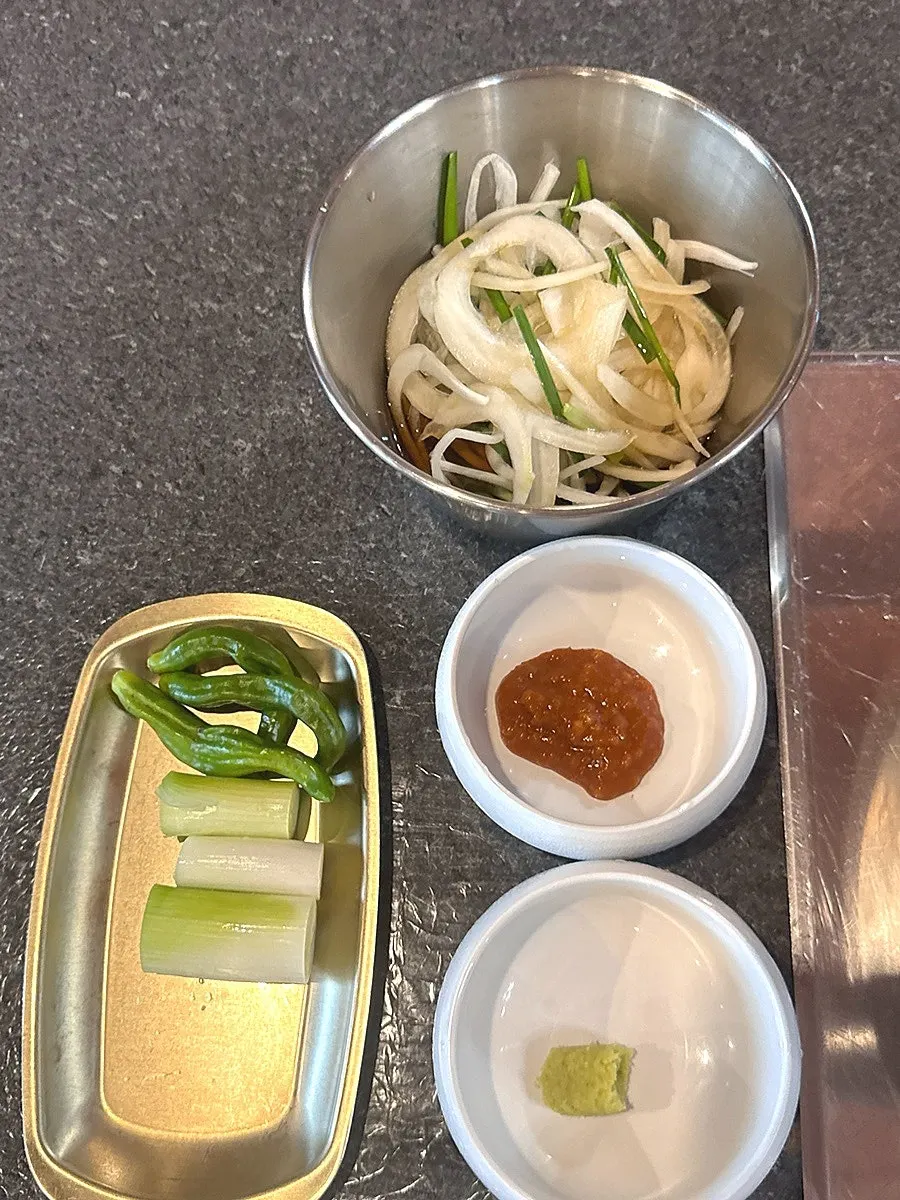 숯불에 올린 목살과 삼겹살