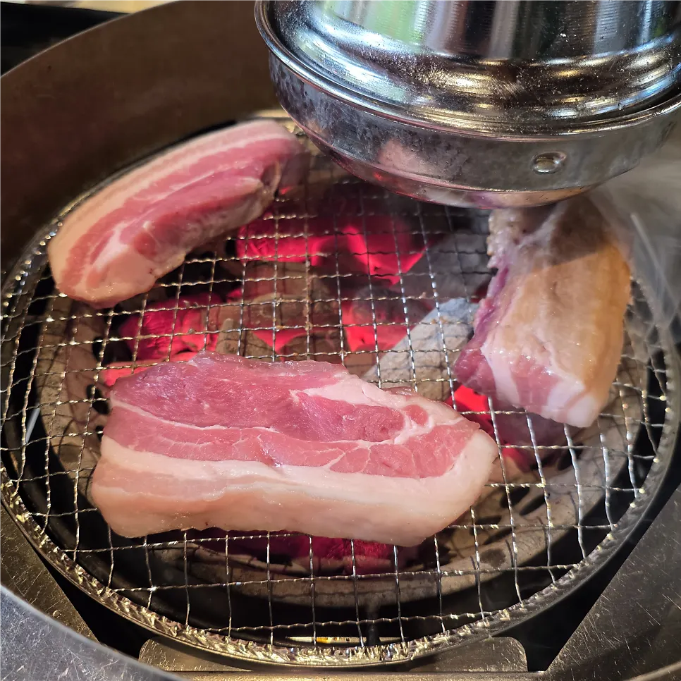노릇하게 익은 숯불 삼겹살 한 점