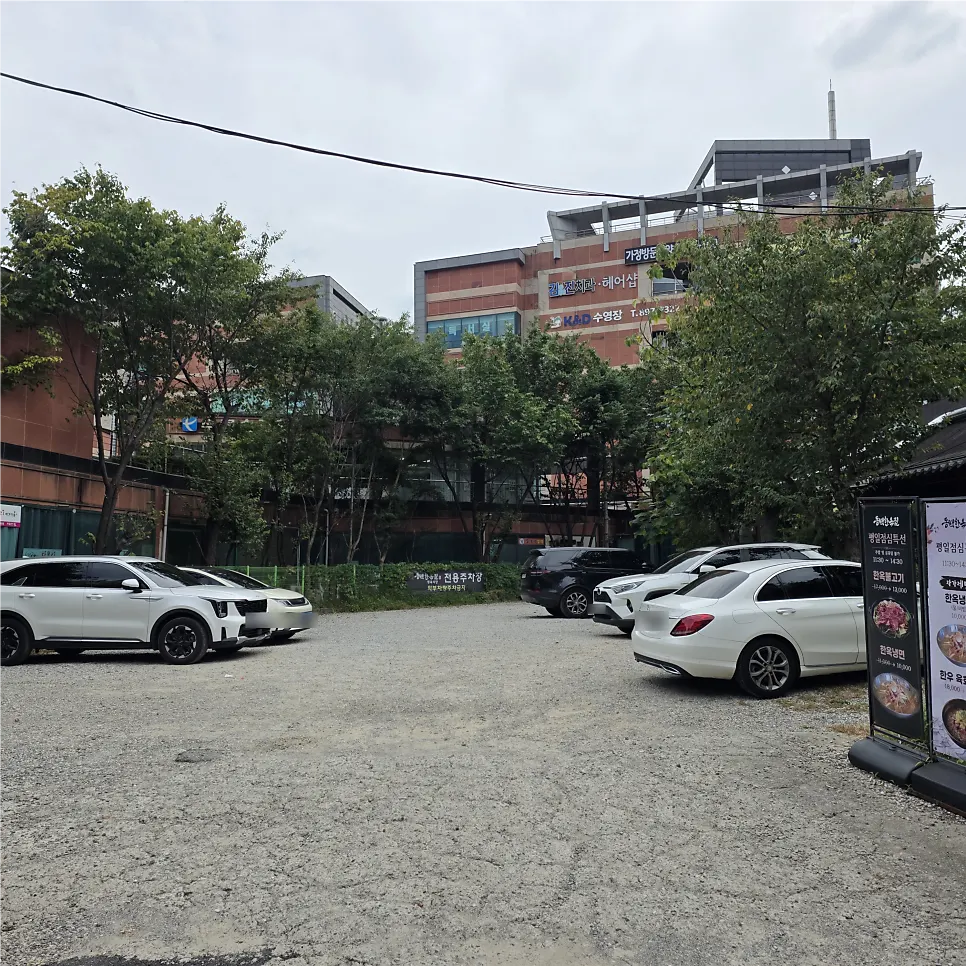 동백한옥집 건물 주변 거리 풍경