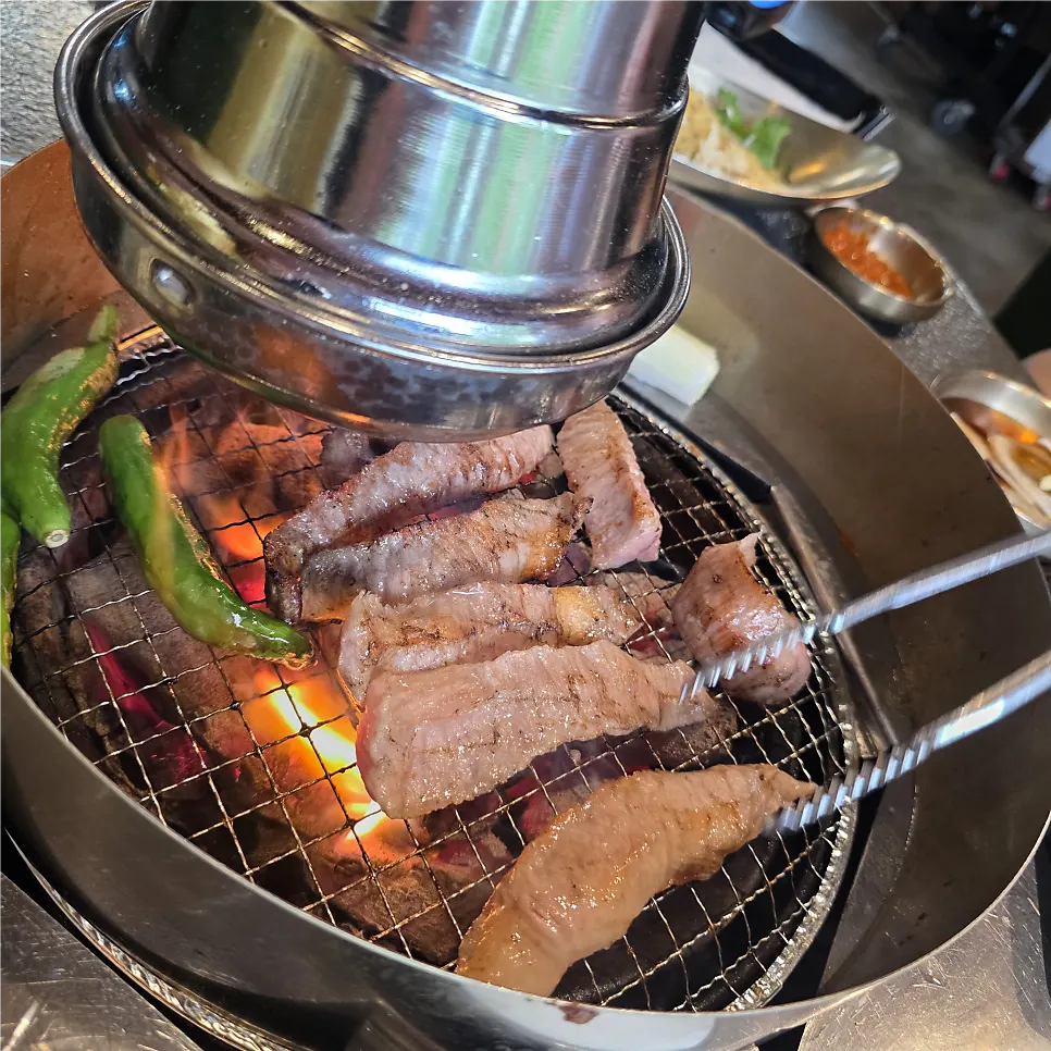 겉이 바삭하게 구워진 이베리코항정살