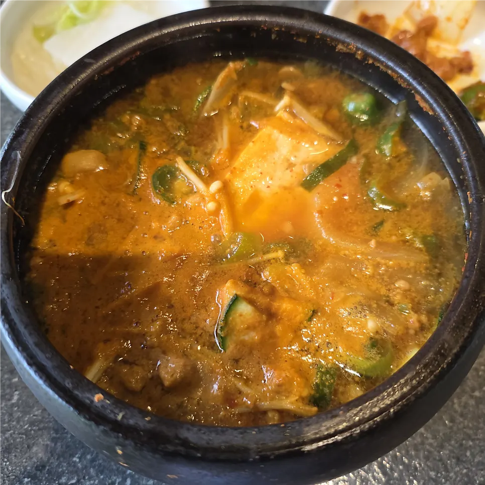 보글보글 끓는 한우 된장찌개