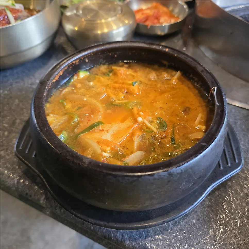한우 된장찌개와 밥 한 공기