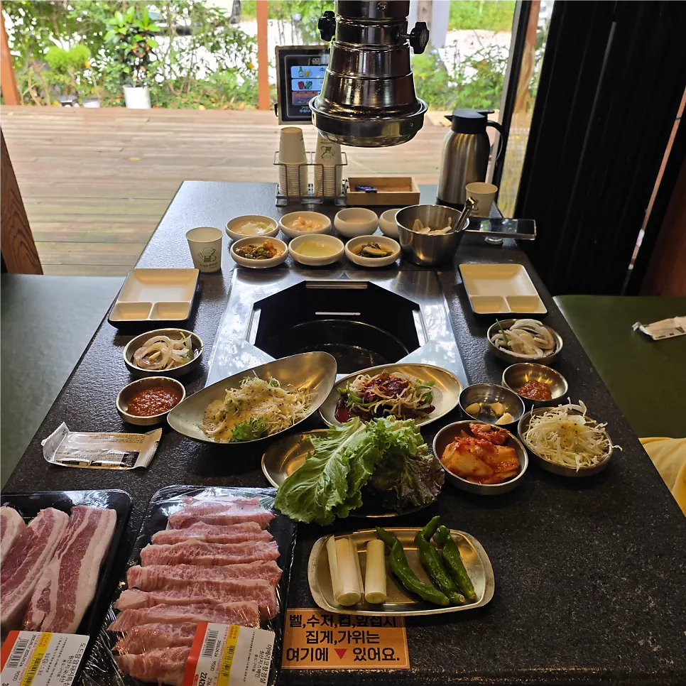 삼겹살과 냉면, 된장찌개가 함께 차려진 상차림