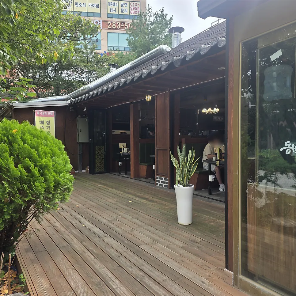 쌈에 올린 숯불 삼겹살 한 쌈