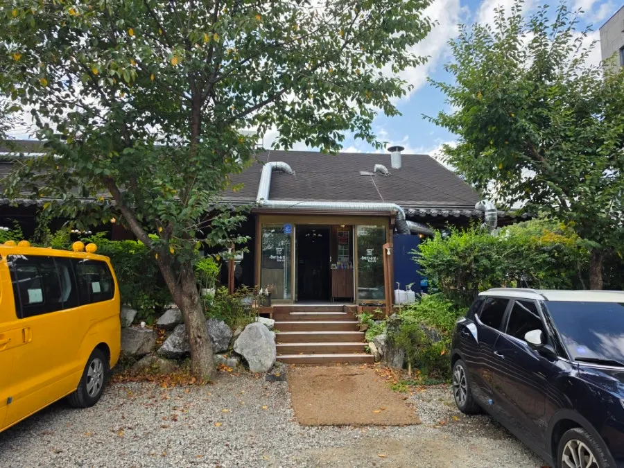 동백한옥집 건물 뒤편 모습